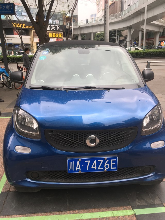 Mobil Car Sharing memakai brand Smart. (Foto: Feby Dwi Sutianto/kumparan)