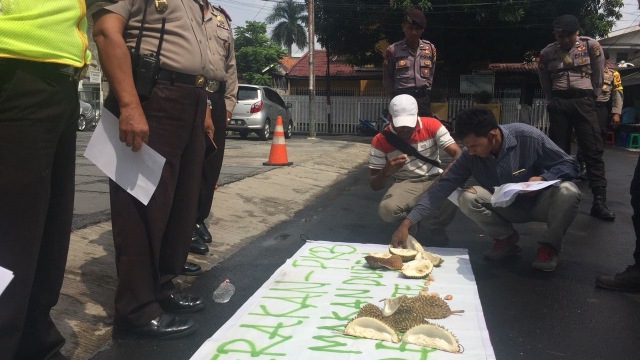 Aksi makan durian tolak Cak Imin Cawapres. (Foto: Andreas Ricky Febrian/kumparan)