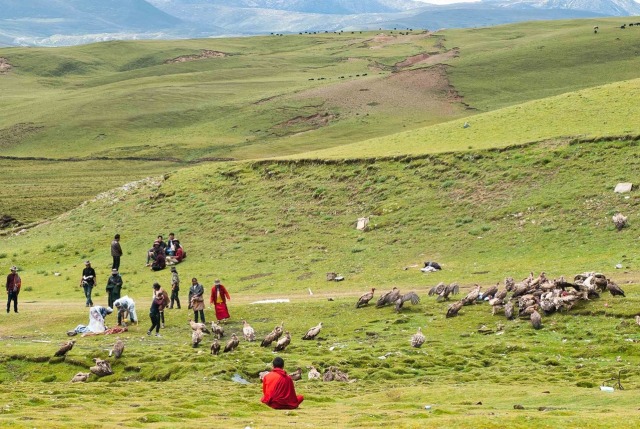 Sky Burial atau pemakaman langit (Foto: Flickr / numayos)