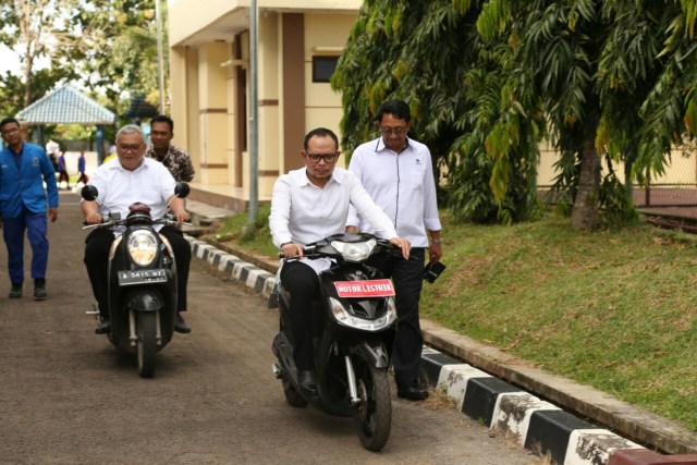 Menaker Hanif Jajal  Motor Listrik Rakitan Siswa BLK Serang