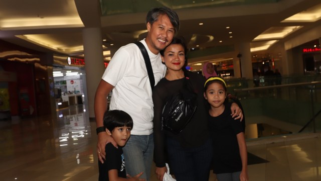 Nirina Zubir dan keluarga (Foto: Munady Widjaja)