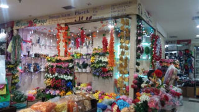 Tak Sekadar Mengambil Alih, Toko ini Kembangkan Bisnis yang Beragam