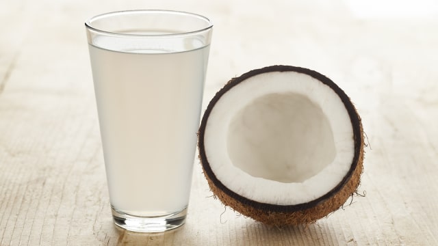 Ilustrasi air kelapa. (Foto: Thinkstock)