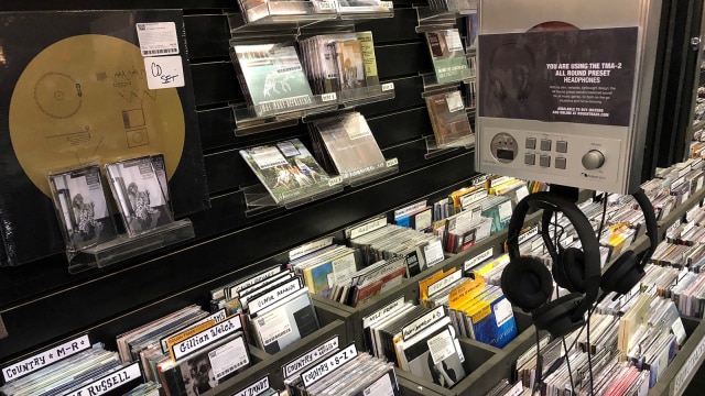 Jelang Record Store Day International 2018. (Foto: Reuters/Shannon Stapleton)