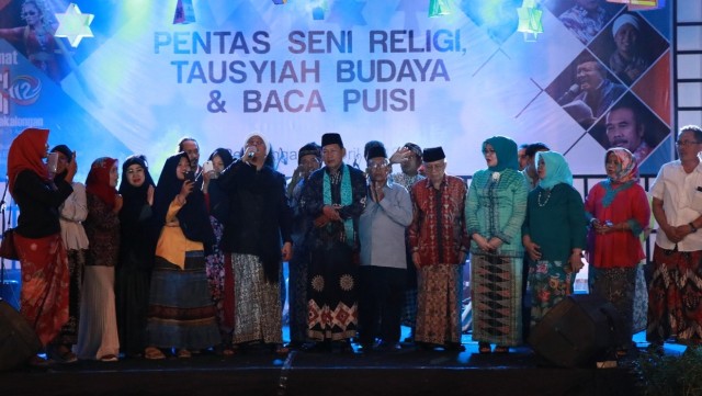 Puisi Taufiq Ismail dan Tausyiah Prie GS di HUT Kota Pekalongan (1)