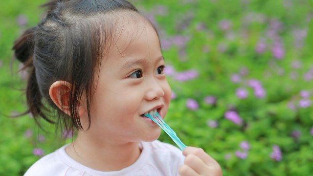Anak makan permen karet. (Foto: Thinkstock)