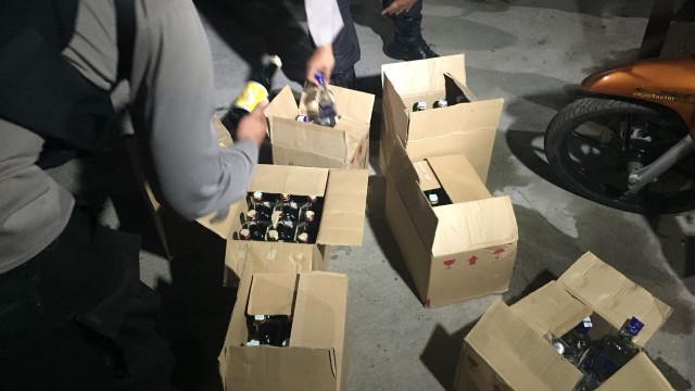 Penggrebekkan warung jual miras di Cakung (Foto: Reki Febrian/kumparan)