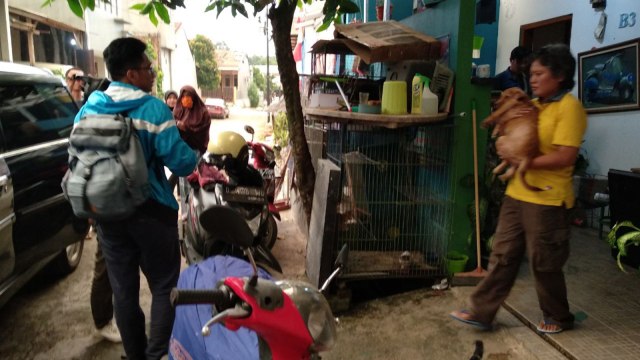 Rumah wanita bercadar pemelihara anjing diserbu (Foto: Demmy)