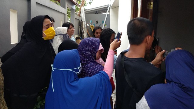 Rumah wanita bercadar pemelihara anjing diserbu (Foto: Demmy)