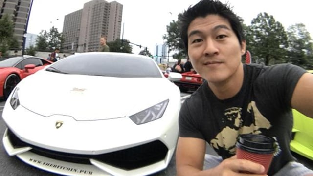Peter Saddington dan mobil Lamborghini-nya. (Foto: Peter Saddington)