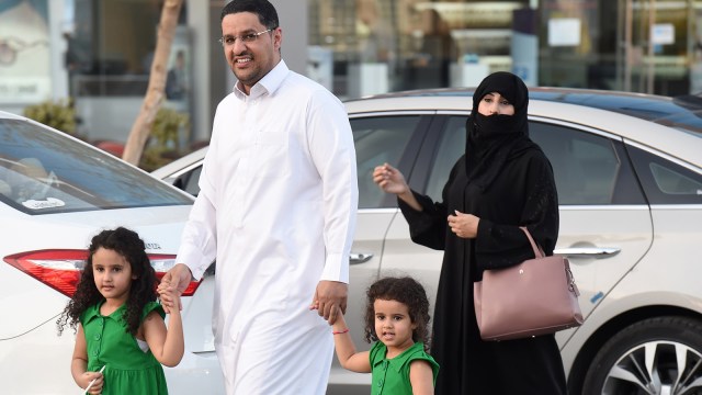 Ilustrasi pasangan Arab Saudi (Foto: Fayez Nureldine/AFP)