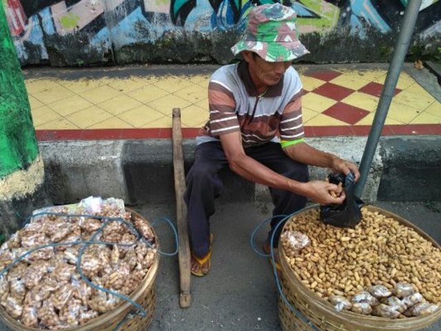 Kasban Penjual Kacang Keliling : Lelahku Untuk Keluargaku
