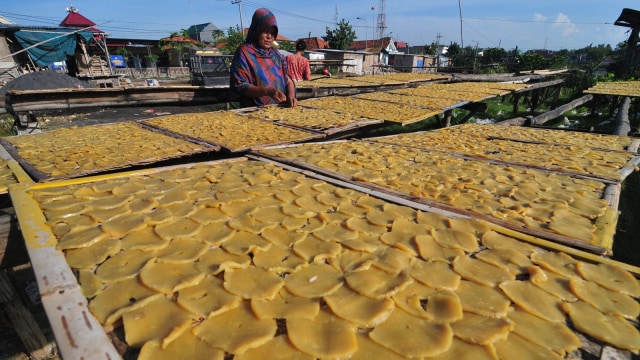 Produksi kerupuk Foto: ANTARA FOTO/Saiful Bahri