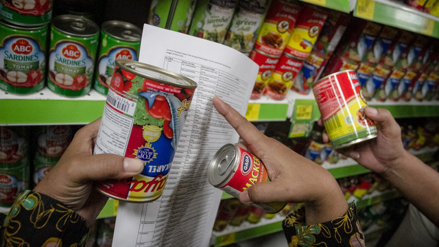 Razia makanan kaleng (Foto: ANTARA FOTO/Mohammad Ayudha)