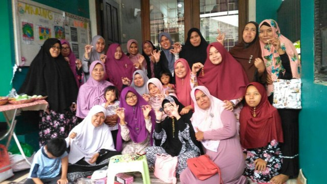 Menyebar Ilmu, Meraup Untung Lewat Bros dan Rajutan