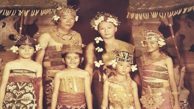 Ahok kecil dan keluarganya. (Foto: Instagram @basukibtp)
