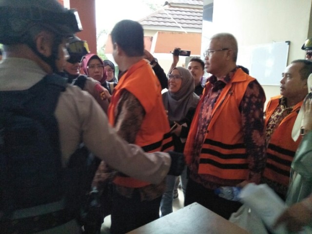 Jaksa KPK Tuntut Tiga Terdakwa Suap APBD Jambi 2 Tahun 6 Bulan Penjara