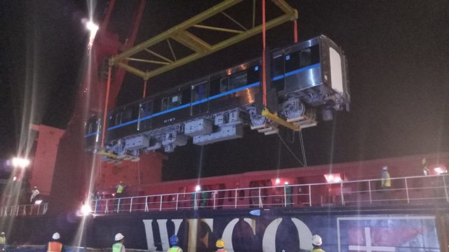 Detik-detik bongkar muatan MRT (Foto: Marissa Krestianti/kumparan)