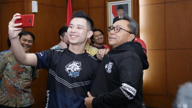 Zulkifli Hasan dan gamer Mobile Legends. (Foto: Zulkifli Hasan/Instagram)