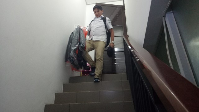 Penyiding membawa barang pribadi milik Abu Tours (Foto: Nabilla Fatiara/kumparan)