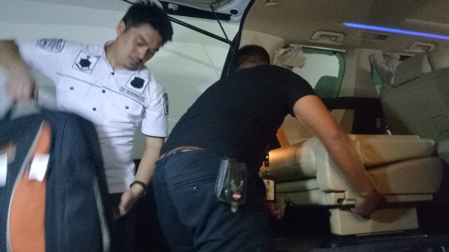 Penyiding membawa barang pribadi milik Abu Tours (Foto: Nabilla Fatiara/kumparan)