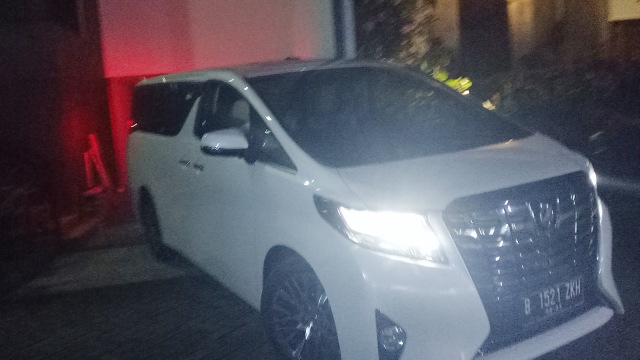 Penyidik Membawa Barang Pribadi Pemilik Abu Tours (Foto: Nabilla Fatiara/kumparan)