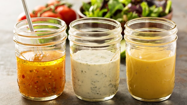 Dressing salad. (Foto: Thinkstock)