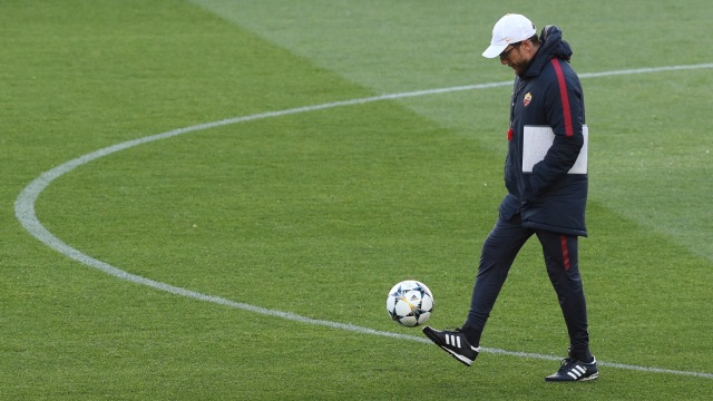 Di Francesco dalam sesi latihan. (Foto: REUTERS/Albert Gea)