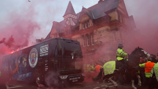 Bus pemain City dalam perjalanan ke Anfield. (Foto: Reuters/Carl Recine)