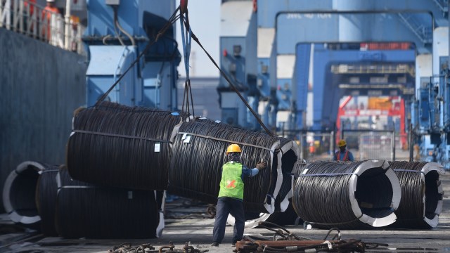 Bongkar muat baja Foto: ANTARA FOTO/Sigid Kurniawan