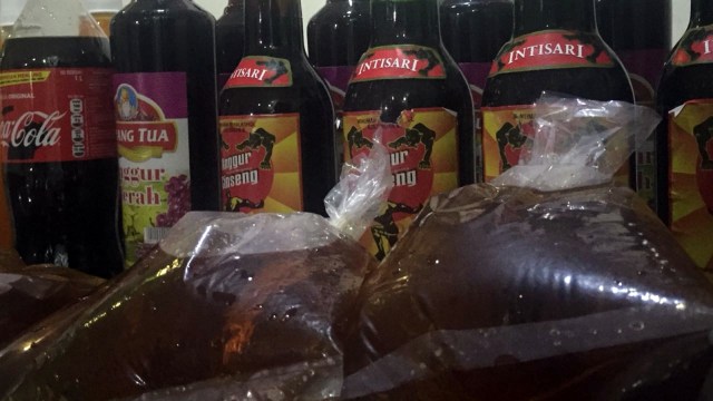 Barang bukti oplosan miras. (Foto: Andreas Ricky Febrian/kumparan)