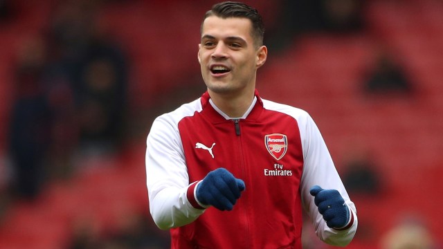 Xhaka melakukan pemanasan sebelum pertandingan. (Foto: Hannah McKay/Reuters)