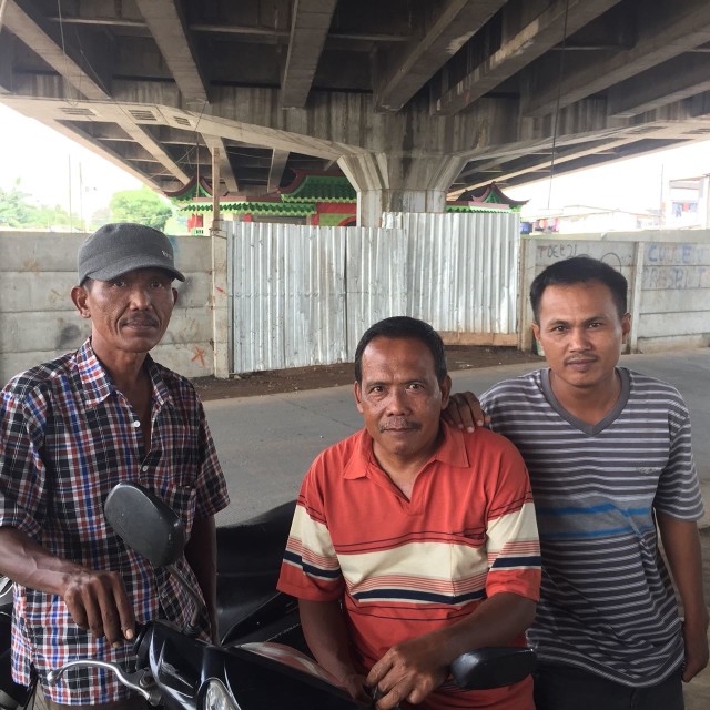 Warga sekitar musala bawah kolong tol (Foto: Lolita Valda/kumparan)
