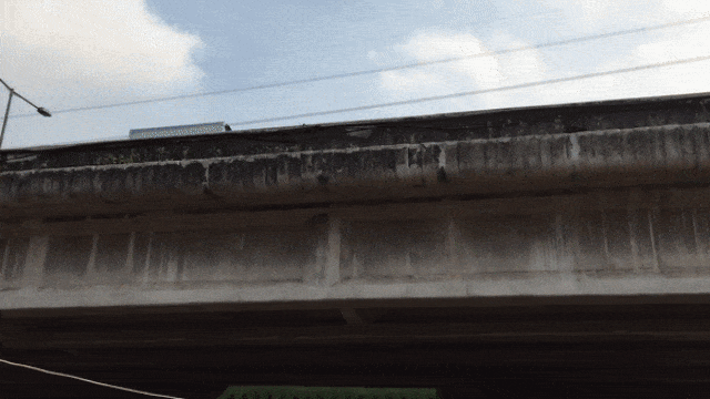 Musala di bawah kolong tol. (Foto:  Lolita Claudia/kumparan)