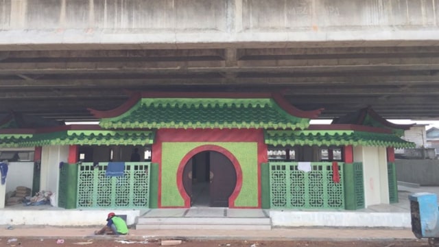 Musala bergaya china di kolong tol (Foto: Lolita Valda/kumparan)