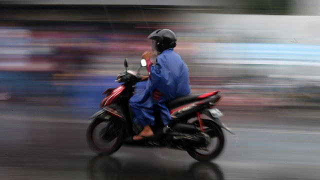 Ilustrasi pengendara motor saat hujan. (Foto: Aditia Noviansyah/kumparan)