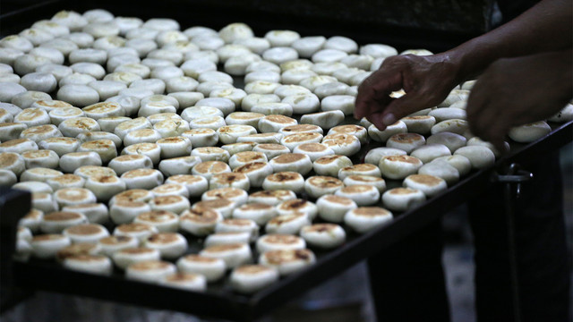 Pekerja membuat bakpia, kue kas Yogyakarta. Foto: Aditia Noviansyah/kumparan