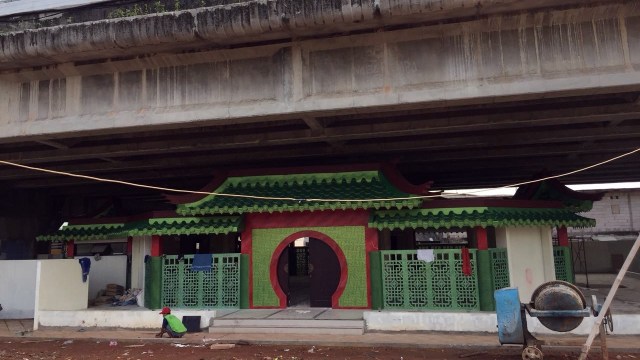 Musala bergaya China di Kolong Tol (Foto: Lolita Valda/kumparan)
