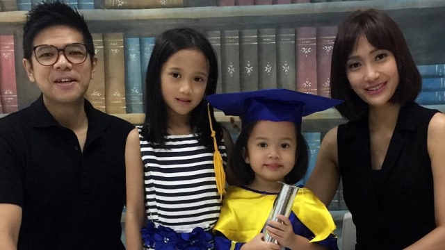 Keluarga Baim dan Artika Sari Devi. (Foto: Instagram @artikasaridevi)