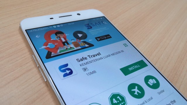 Aplikasi Safe Travel buatan Kemlu. (Foto: Jofie Yordan/kumparan)