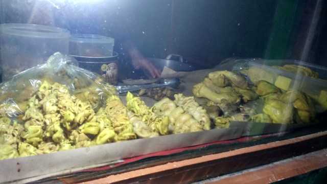 Nikmatnya Nasi Uduk Betawi Pohon Sengon di Tebet (1)