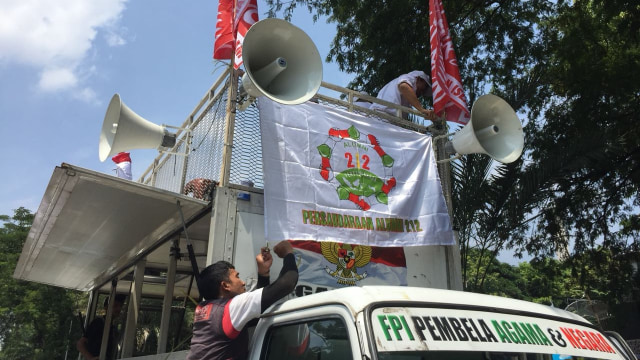 Mobil komando milik FPI di Masjid Istiqlal. (Foto: Fachrul Irwinsyah/kumparan)
