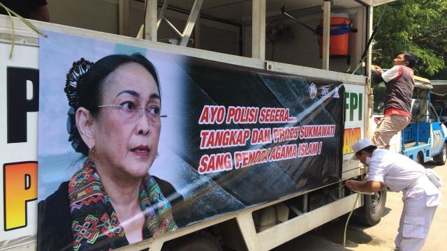 Spanduk Sukmawati di mobil komando milik FPI. (Foto: Fachrul Irwinsyah/kumparan)