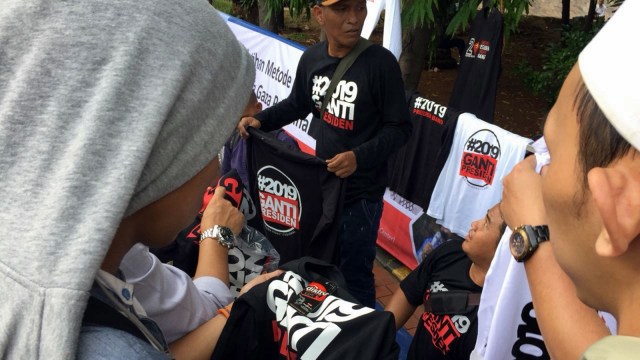 Penjual kaos #2019GantiPresiden di Istiqlal. (Foto: Fachrul Irwinsyah/kumparan)