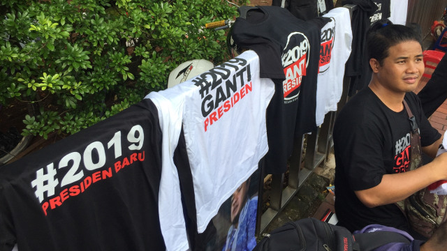 Kaos #2019GantiPresiden laris dibeli. (Foto: Fachrul Irwinsyah/kumparan)