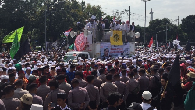 Polisi kawal aksi bela islam 64 (Foto: Soejono Eben Ezer Saragih/kumparan)