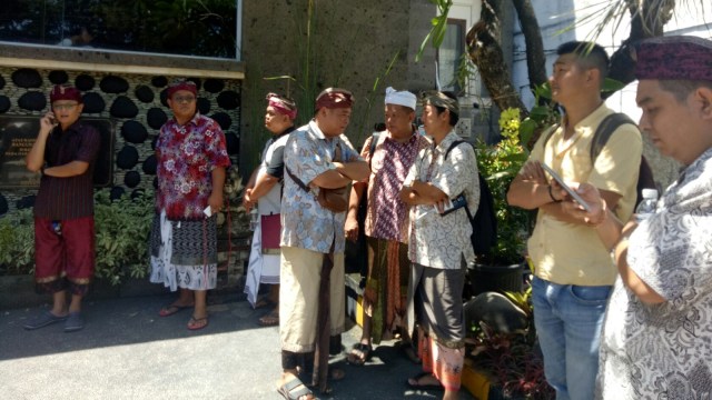Pemukulan antara sesama tour guide. (Foto: Cisilia Agustina Siahaan/kumparan)