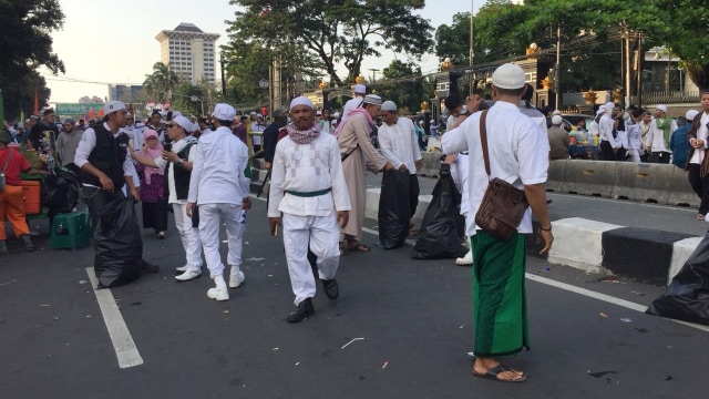 Peserta aksi memunguti sampah sebelum bubar. (Foto: Fachrul Irwinsyah/kumparan)