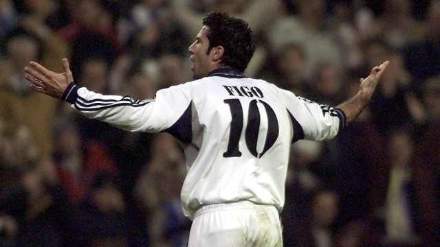 Luis Figo membela Real Madrid. (Foto: Pierre-Philippe Marcou/AFP)