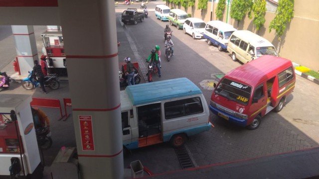 Sopir Angkot Pilih Keliling SPBU Foto: Phaksy Sukowati/kumparan